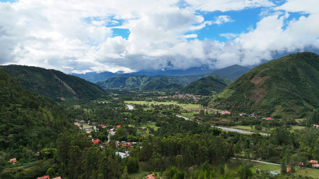 Vista panorámica de Oxapampa y entorno natural de los proyectos Freysland