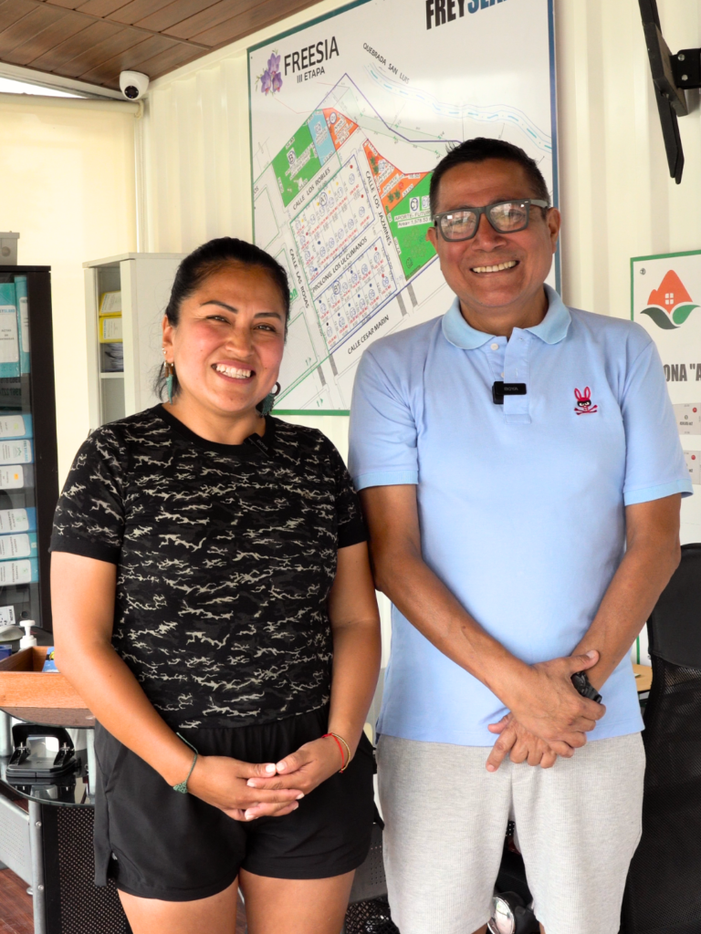 Oswaldo y su esposa, clientes de Freesia